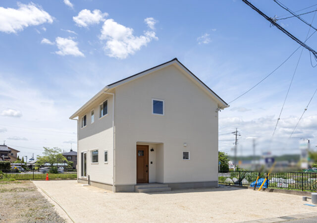 板張り天井が映える白い家