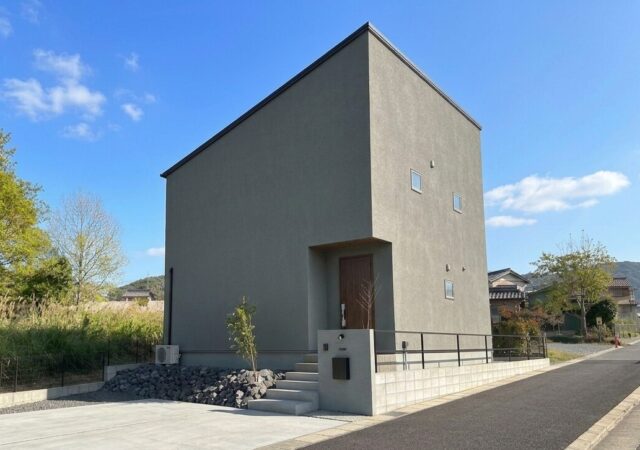 ねこと暮らす出窓のある家